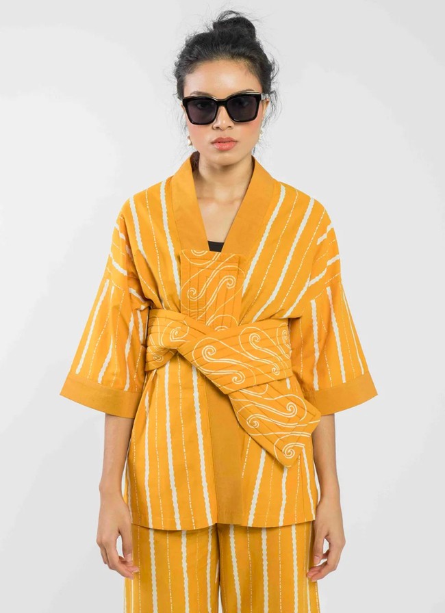 Oemah Etnika menawarkan sejumlah opsi batik kasual menarik. Salah satunya atasan bermotif lurik dengan siluet kimono ini dan celana serupa. Namun yang paling menarik adalah obi bermotif parang yang menjadikan gaya lebih unik. Parang Batik Obi tersebut dijual Rp 199 ribu sedangkan kimono dan celana Rp 400 ribuan. Foto: Bobobobo