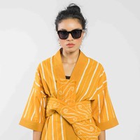 Oemah Etnika menawarkan sejumlah opsi batik kasual menarik. Salah satunya atasan bermotif lurik dengan siluet kimono ini dan celana serupa. Namun yang paling menarik adalah obi bermotif parang yang menjadikan gaya lebih unik. Parang Batik Obi tersebut dijual Rp 199 ribu sedangkan kimono dan celana Rp 400 ribuan. Foto: Bobobobo