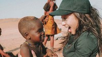 Lihatlah fotonya saat mencoba menggendong anak-anak Suku Himba. Gemas ya? (nikitawillyofficial94/Instagram)  