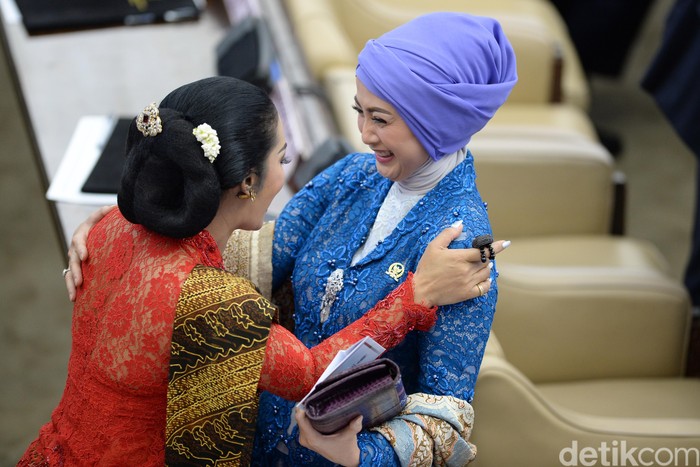 Tawa Ceria Desy, KD dan Mulan di Kursi Parlemen Anggota Dewan Perwakilan Rakyat (DPR) periode 2019-2024 yang juga artis Desy Ratnasari berjalan sebelum pelantikan di Ruang Rapat Paripurna, Kompleks Parlemen, Senayan, Jakarta, Selasa (1/10/2019). Sebanyak 575 anggota DPR terpilih dan 136 orang anggota DPD terpilih diambil sumpahnya pada pelantikan tersebut. ANTARA FOTO/M Risyal Hidayat/pd.