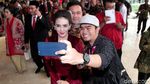 Baru Dilantik, Para Anggota DPR Ini Semringah Banget