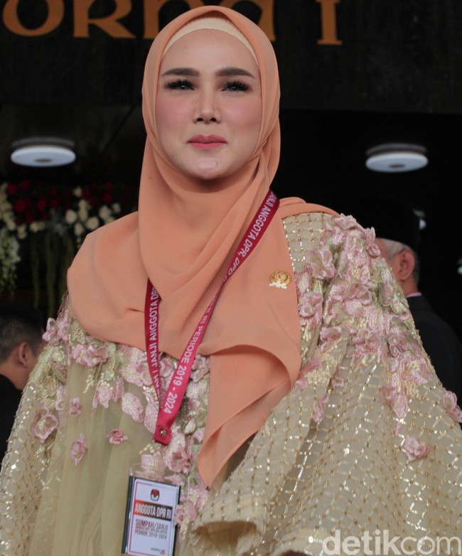 Salah satu anggota DPR terpilih dari kalangan selebritas adalah Mulan Jameela yang diusung Partai Gerindra di daerah pemilihan Jawa Barat XI. Mulan bersolek dengan baju bodo khas Makassar berwarna kuning muda, koleksi Svarna by IKAT Indonesia besutan desainer Didiet Maulana. Dia melengkapi gayanya dengan hijab berwarna cokelat yang dipakainya hingga menutup dada. Mulan kini memang selalu berpenampilan dengan gaya hijab syari. Foto: Lamhot Aritonang