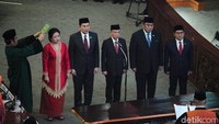 Kemudian, kelima pimpinan DPR diambil sumpah/janji jabatan. Pengambil sumpah dipimpin Ketua MA Hatta Ali.