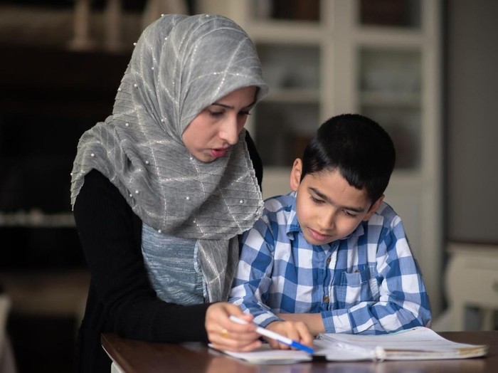 Cara Berbakti Kepada Orang Tua Dalam Islam Dan Keutamaannya