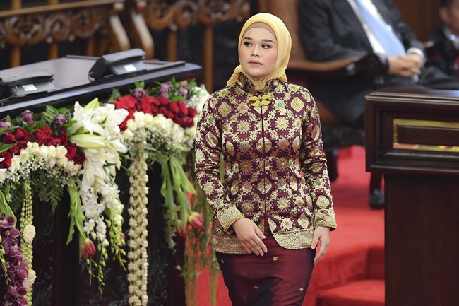 Wanita yang lahir pada 20 September 1997 itu tampil dengan gaya hijab khas ibu pejabat yaitu hijab segitiga yang dililit rapi ke belakang leher di hari pelantikannya sebagai DPD di gedung MPR/DPR, Senayan, Jakarta, Selasa (1/10/2019). Foto: Dok. Antara Foto
