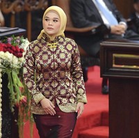 Wanita yang lahir pada 20 September 1997 itu tampil dengan gaya hijab khas ibu pejabat yaitu hijab segitiga yang dililit rapi ke belakang leher di hari pelantikannya sebagai DPD di gedung MPR/DPR, Senayan, Jakarta, Selasa (1/10/2019). Foto: Dok. Antara Foto