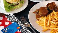 Siapa bilang model tak bisa makan banyak? Pia buktinya memesan kentang goreng, steak, dan sandwich yang bikin ngiler. Foto: Instagram piawurtzbach