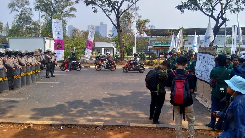 Tertahan di Depan TVRI, Mahasiswa Pegang Bunga Tanda Aksi Damai Tertahan di Depan TVRI, Mahasiswa Pegang Bunga Tanda Aksi Damai