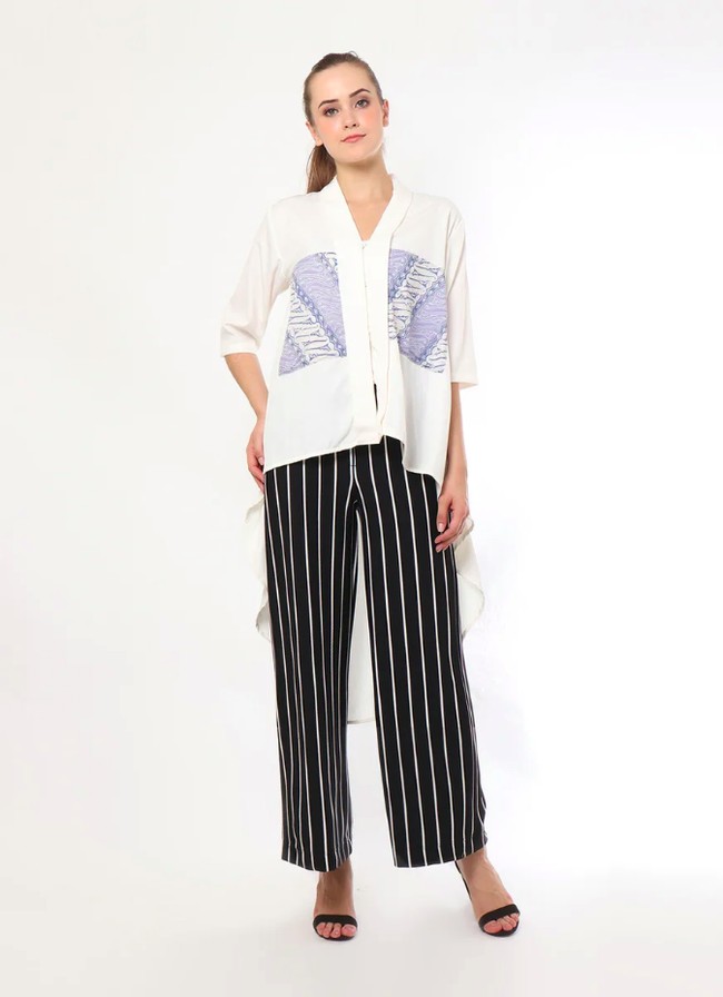 Ingin tampil menggunakan kebaya yang lebih kasual? Bhatara Batik menyediakan Shakila Tunic berikut yang bisa dipilih. Baju itu punya aksen motif batik dan potongan ekor asimetris di bagian belakang namun punya bahan yang lebih nyaman untuk langsung dipakai hangout setelah kondangan. Foto: Bobobobo