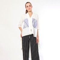 Ingin tampil menggunakan kebaya yang lebih kasual? Bhatara Batik menyediakan Shakila Tunic berikut yang bisa dipilih. Baju itu punya aksen motif batik dan potongan ekor asimetris di bagian belakang namun punya bahan yang lebih nyaman untuk langsung dipakai hangout setelah kondangan. Foto: Bobobobo