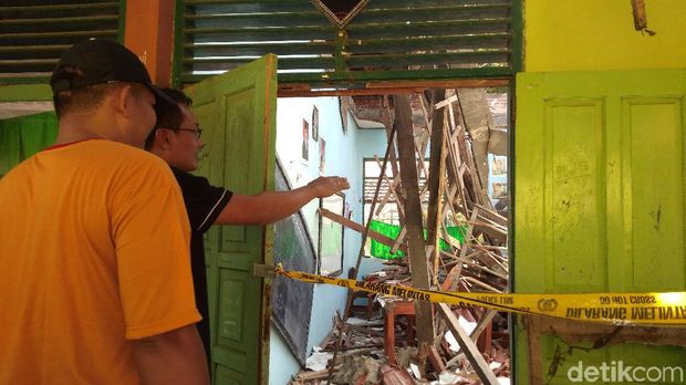 Dua Kelas SMPN 2 Plumbon Cirebon Ambruk, Puluhan Siswa Terluka