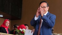 Mantan Ketua DPR Akbar Tanjung juga hadir.