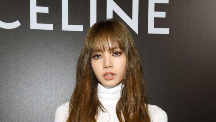 Lisa Blackpink di Fashion Show Celine PARIS, FRANCE - SEPTEMBER 27: Lisa Manobal attends the Celine Womenswear Spring/Summer 2020 show as part of Paris Fashion Week on September 27, 2019 in Paris, France. (Photo by Pascal Le Segretain/Getty Images)