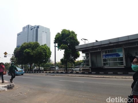 Bekas-bekas lemparan batu di sekitar halte busway telah dibersihkan.