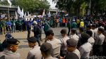 Salam Damai Bunga dari Mahasiswa untuk Polisi -TNI di DPR