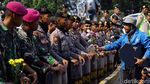 Salam Damai Bunga dari Mahasiswa untuk Polisi -TNI di DPR