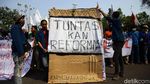 Salam Damai Bunga dari Mahasiswa untuk Polisi -TNI di DPR