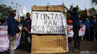 Setelah membagikan bunga, para mahasiswi itu kembali ke barisan massa aksi. Massa aksi mahasiswa ini menuntut penuntasan agenda reformasi.