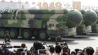 Rudal balistik antarbenua DF-41 buatan China dipamerkan dalam parade militer ini. Foto: REUTERS/Jason Lee