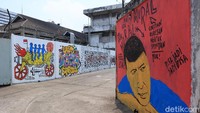 Aneka mural karya bomber ternama dalam negeri pun mejeng di sejumlah tembok M Bloc Space. Kamu tahu tidak ini mural karya siapa saja? (Randy/detikcom)  