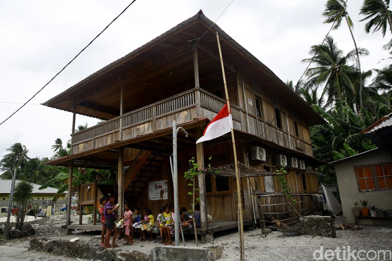 Melihat Rumah Pintar di Miangas yang Jadi Gerbang Wawasan Dunia Luar Melihat Rumah Pintar di Miangas yang Jadi Gerbang Wawasan Dunia Luar