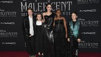 Angelina Jolie bersama lima anaknya saat tampil di gala premiere Maleficent: Mistress of Evil di California, AS pada Senin (20/9) waktu setempat.  Frazer Harrison/Getty Images