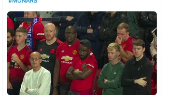 Ekspresi sedih para fans MU. Foto: Twitter
