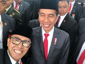 Usai Ditampar Anak soal RUU KUHP, Eko Patrio Kini Selfie Sama Jokowi