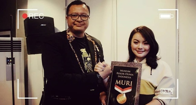 Dulu papa pernah menjadi bupati termuda di usianya, mama penah menjadi bupati wanita termuda di daerahnya, dan entah bagaimana caranya, jalannya ketika kemaren terpilih menjadi anggota DPR RI termuda, ungkap Hillary dalam wawancara eksklusif bersama detikcom.  Foto: Instagram @hillarylasut