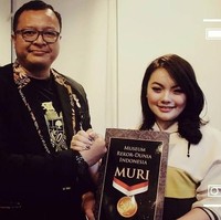 Dulu papa pernah menjadi bupati termuda di usianya, mama penah menjadi bupati wanita termuda di daerahnya, dan entah bagaimana caranya, jalannya ketika kemaren terpilih menjadi anggota DPR RI termuda, ungkap Hillary dalam wawancara eksklusif bersama detikcom.  Foto: Instagram @hillarylasut