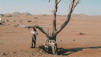 Nikita berfoto di Big Daddy’s Dunes, gurun pasir yang berada di Sossusvlei dengan ketinggian 325 meter (nikitawillyofficial94/Instagram)  