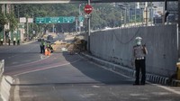 Dinas Perhubungan DKI Jakarta bersama Direktorat Lalu Lintas Polda Metro Jaya mengalihkan arus lalu lintas di sekitar Kompleks Parlemen Senayan saat berlangsungnya pelantilkan anggota DPR, DPD, dan MPR periode 2019-2024. ANTARA FOTO/Aprillio Akbar.