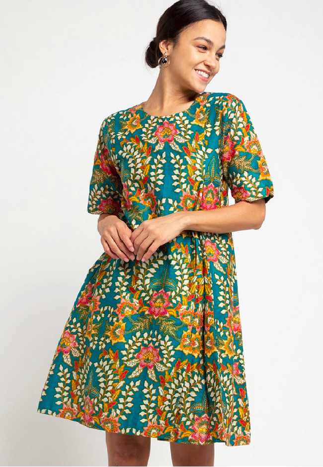 Dress lain yang bisa dipertimbangkan adalalah Aileena Short Sleeve Batik Dress dari Brahmani Batik. Mini batik dress ini cocok digunakan untuk acara semi formal dan bisa digunakan untuk hangout setelahnya. Item tersebut turun Rp 320 ribu menjadi Rp 296 ribuan. Foto: Zalora