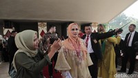 Meski mengaku tegang, Mulan terlihat menebar senyuman. Foto: Hanif/detikHOT