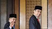 JK melambaikan tangan kepada wartawan. ANTARA FOTO/Galih Pradipta.