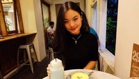 Lewat instagramnya @hillarybrigitta wanita ini sering membagikan momen makannya. Dari galeri fotonya bisa dilihat Hillary termasuk foodies yang suka kulineran. Foto: instagram @hillarybriggita