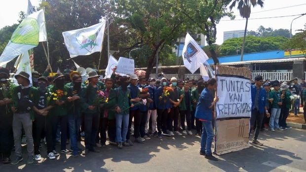 Mahasiswa mulai bergerak ke DPR. Mereka dikawal kepolisian saat longmarch dari depan gedung TVRI, Jl Gerbang Pemuda, Senayan. 