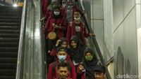 Para mahasiswa pulang menggunakan kereta dari Stasiun Palmerah.
