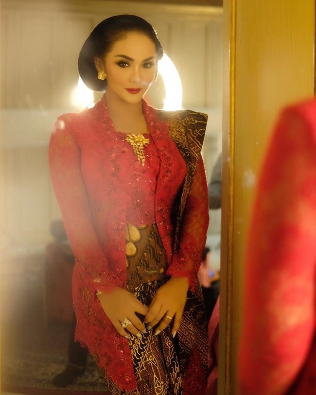 Untuk acara pelantikan anggota DPR, KD yang terpilih dari Partai Demokrasi Indonesia Perjuangan (PDIP) memakai kebaya merah rancangan Anne Avantie. Iya, kebaya klasik. Sederhana, tempo dulu, kata Anne Avantie saat dikonfirmasi Wolipop soal kebaya KD melalui pesan singkat, Selasa (1/10/2019). (Foto: Instagram/@KD)
