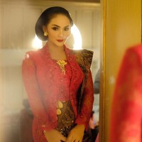 Untuk acara pelantikan anggota DPR, KD yang terpilih dari Partai Demokrasi Indonesia Perjuangan (PDIP) memakai kebaya merah rancangan Anne Avantie. Iya, kebaya klasik. Sederhana, tempo dulu, kata Anne Avantie saat dikonfirmasi Wolipop soal kebaya KD melalui pesan singkat, Selasa (1/10/2019). (Foto: Instagram/@KD)