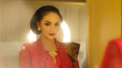 Ayu Banget, KD Pakai Kebaya Tempo Dulu di Pelantikan Anggota DPR