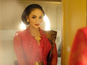 7 Inspirasi Kebaya Modern untuk Kondangan Ala Artis Indonesia