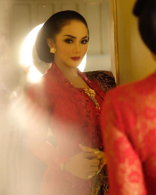 Kebaya bergaya kutubaru tersebut dihiasi bros etnik keemesan yang meninggalkan kesan glamor tapi tak berlebihan. (Foto: Instagram/@KD)