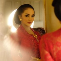 Kebaya bergaya kutubaru tersebut dihiasi bros etnik keemesan yang meninggalkan kesan glamor tapi tak berlebihan. (Foto: Instagram/@KD)