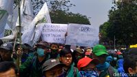 Mahasiswa Mulai Bergerak ke DPR, Bawa Spanduk 'Nyalakan Tanda Bahaya'