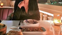 Makan malam, Pia terlihat begitu cantik dengan outfit serba hitam. Suasana restoran yang temaram membuat tampilan Pia makin glowing saja! Foto: Instagram piawurtzbach