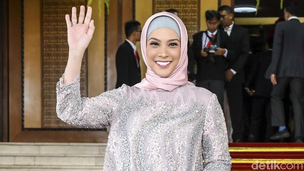 Rachel Maryam Artis Rachel Maryam barpose sebelum mengikuti pelantikan Dewan Perwakilan Rakyat (DPR) periode 2019-2024 di Ruang Rapat Paripurna, Kompleks Parlemen, Senayan, Jakarta, Selasa (1/10/2019). Sebanyak 575 anggota DPR terpilih dan 136 orang anggota DPD terpilih diambil sumpahnya pada pelantikan tersebut. ANTARA FOTO/Galih Pradipta/pd.