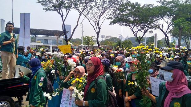 Mahasiswa beralmamater Universitas Negeri Jakarta (UNJ) masih tertahan di depan TVRI, Jl Gerbang Pemuda, Senayan. 