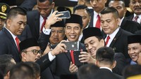 Kehadiran Presiden Joko Widodo (Jokowi) dalam pelantikan anggota DPR RI periode 2019-2024 pun dimanfaatkan para anggota dewan tersebut untuk berfoto bersama Jokowi. Antara Foto/Galih Pradipta.