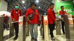 Potret Tertibnya Mahasiswa Pulang Demo dengan KRL